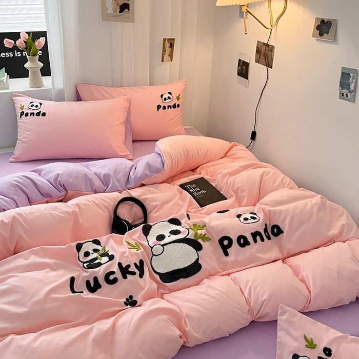 91家纺网 家纺一手货源 找家纺 沐慕 2025新款简约亲肤毛巾绣四件套 幸运熊猫-粉紫