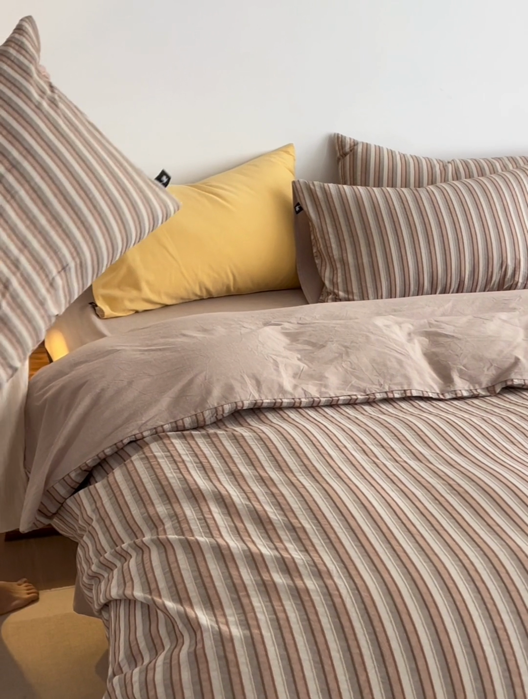 91家纺网 家纺一手货源 找家纺 安莱生活 2025新款60s色织大提花秘境条纹四件套系列 卡其宽条