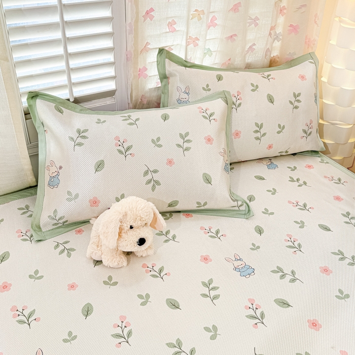 91家纺网 家纺一手货源 找家纺 2025新款小清新数码印花床笠款冰藤席 床笠春田蜜兔