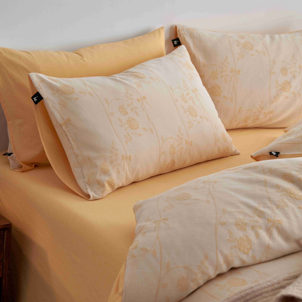 91家纺网 家纺一手货源 找家纺 安莱生活 2025新款60s双层纱色织大提花枝上玫瑰四件套系列 枝上玫瑰-嫩黄