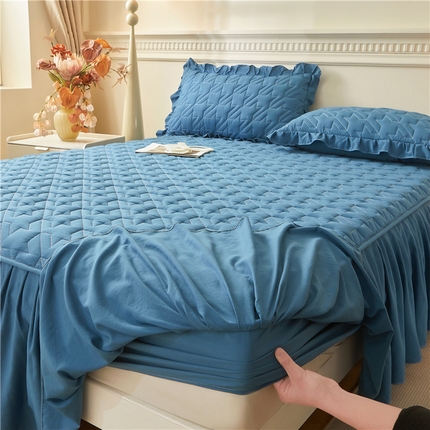 91家纺网 家纺一手货源 找家纺 （总）十个点家纺 2025新款千鸟格磨毛绗缝夹棉纯色花边床裙三件套