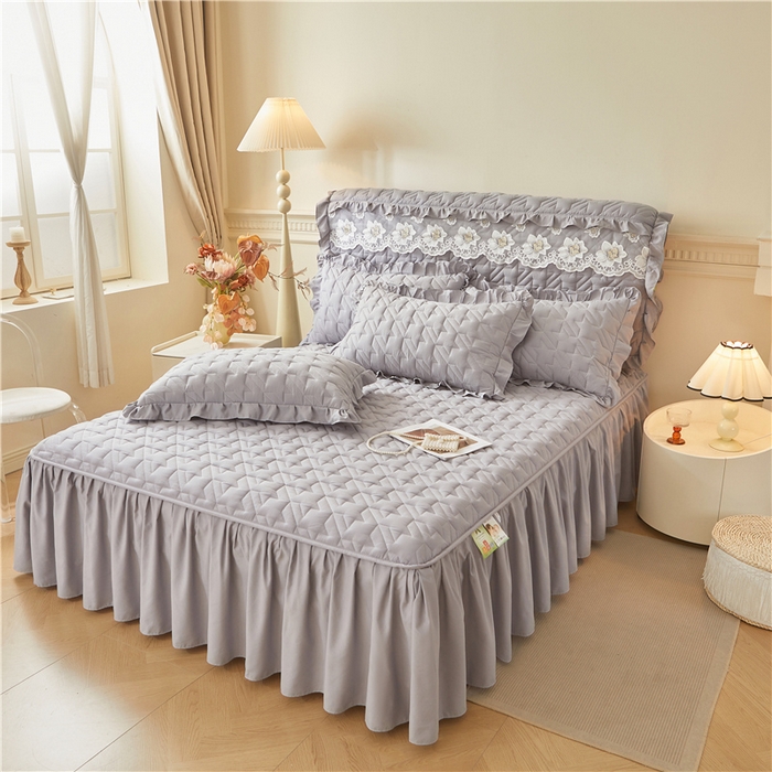 91家纺网 家纺一手货源 找家纺 十个点家纺 2025新款千鸟格磨毛绗缝夹棉纯色花边床裙三件套 经典浅灰