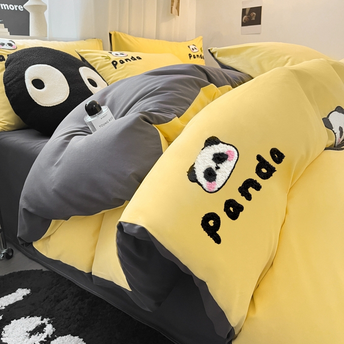 91家纺网 家纺一手货源 找家纺 沐慕 2025新款简约亲肤毛巾绣四件套 幸运熊猫-黄色