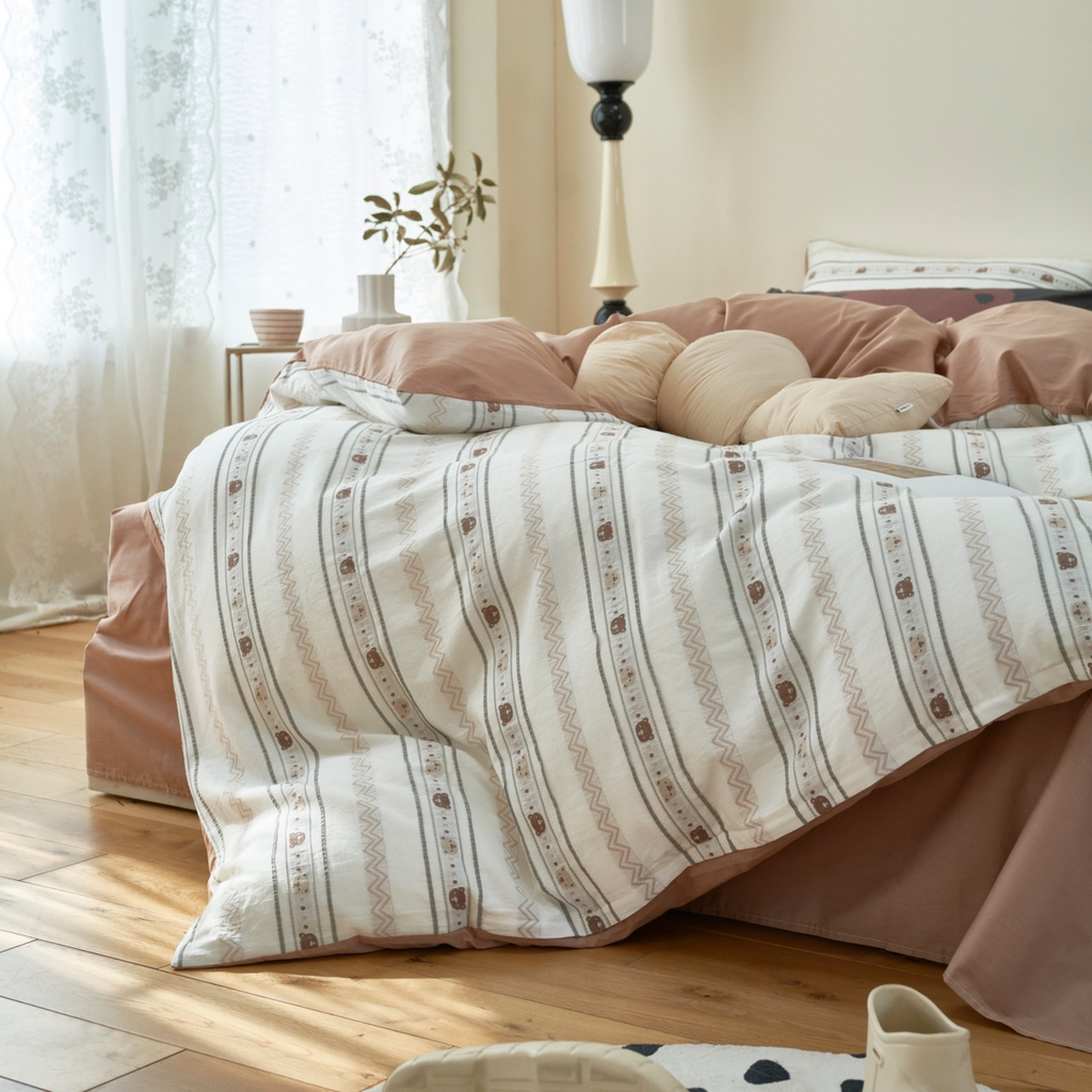 91家纺网 家纺一手货源 找家纺 金丝鸟家纺 2025新款专版全棉三层纱提花四件套波纹小熊系列 波纹小熊 咖