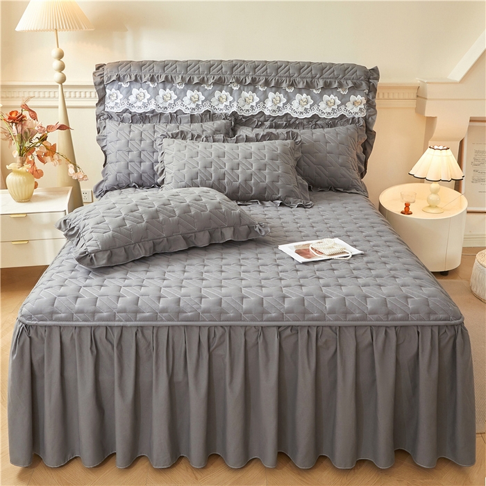 91家纺网 家纺一手货源 找家纺 十个点家纺 2025新款千鸟格磨毛绗缝夹棉纯色花边床裙三件套 经典深灰