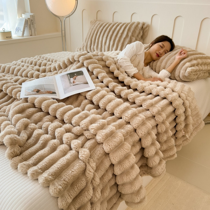 91家纺网 家纺一手货源 找家纺 一帆毯业 跨境外贸2025新款仿兔毛宽抽条牛奶绒盖毯 抽条卡其