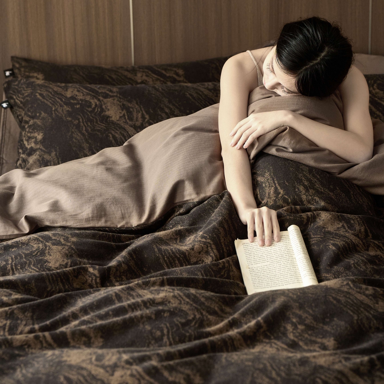 91家纺网 家纺一手货源 找家纺 安莱生活 2025年全棉色织人字纹提花三系列四件套 镜花园-黑