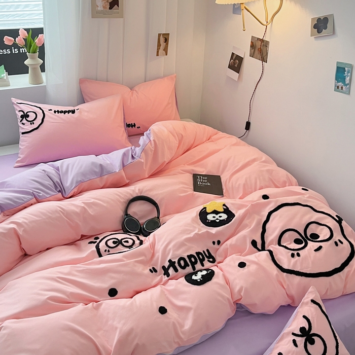 91家纺网 家纺一手货源 找家纺 沐慕 2025新款简约亲肤毛巾绣四件套 黑球球-粉紫