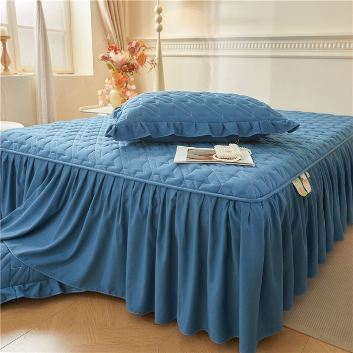 91家纺网 家纺一手货源 找家纺 十个点家纺 2025新款千鸟格磨毛绗缝夹棉纯色花边床裙三件套 经典兰色