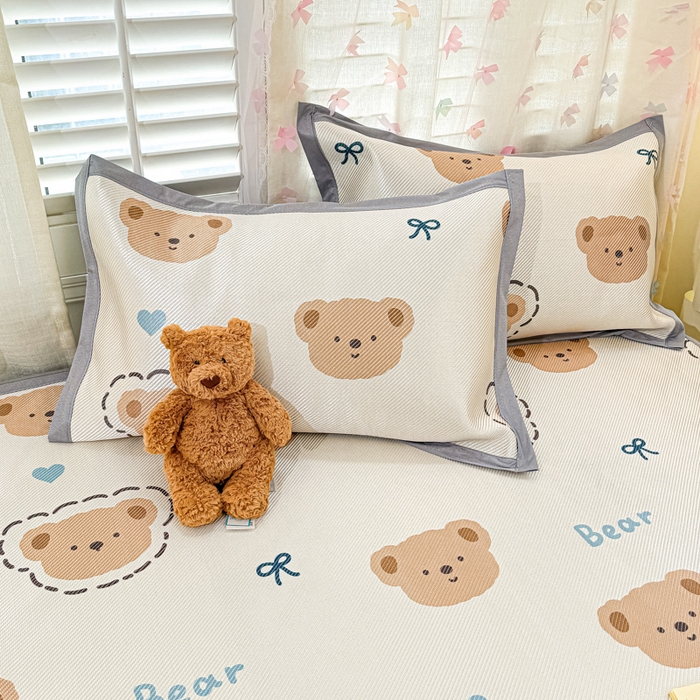 91家纺网 家纺一手货源 找家纺 2025新款小清新数码印花床笠款冰藤席 床笠咕噜小熊