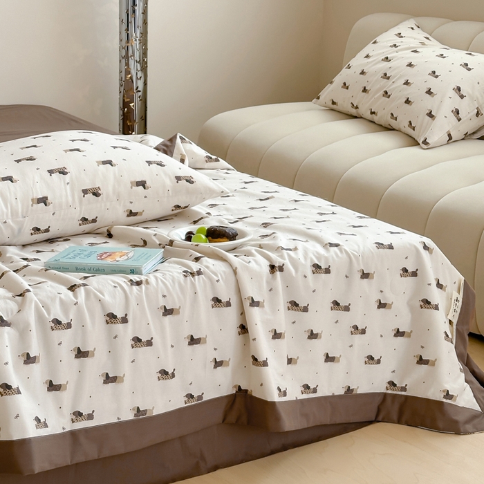 91家纺网 家纺一手货源 找家纺 大彩家居 2025新款全棉有氧水洗纱布夏被夏凉被 腊肠狗