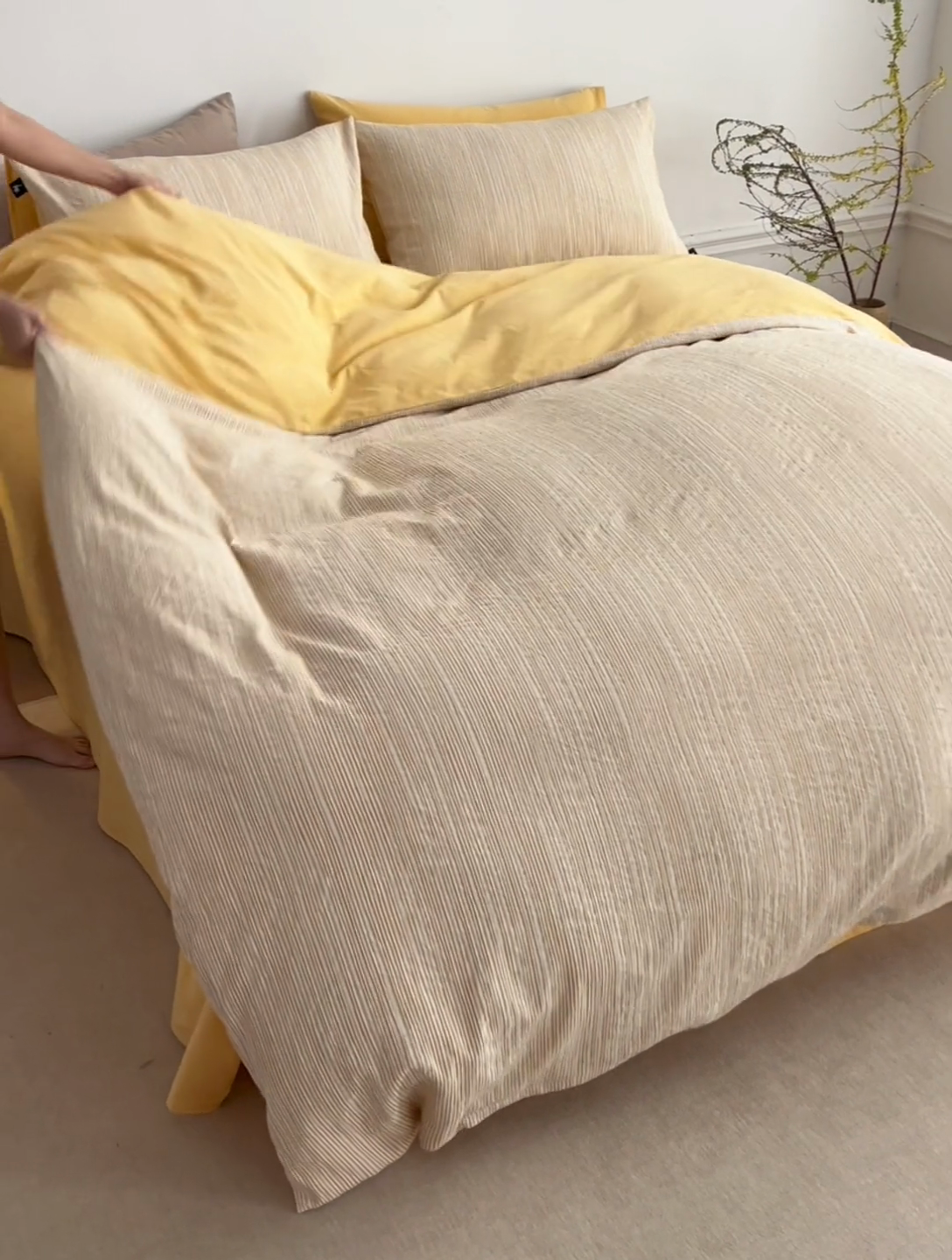 91家纺网 家纺一手货源 找家纺 安莱生活 2025新款60s色织大提花秘境条纹四件套系列 驼黄混条