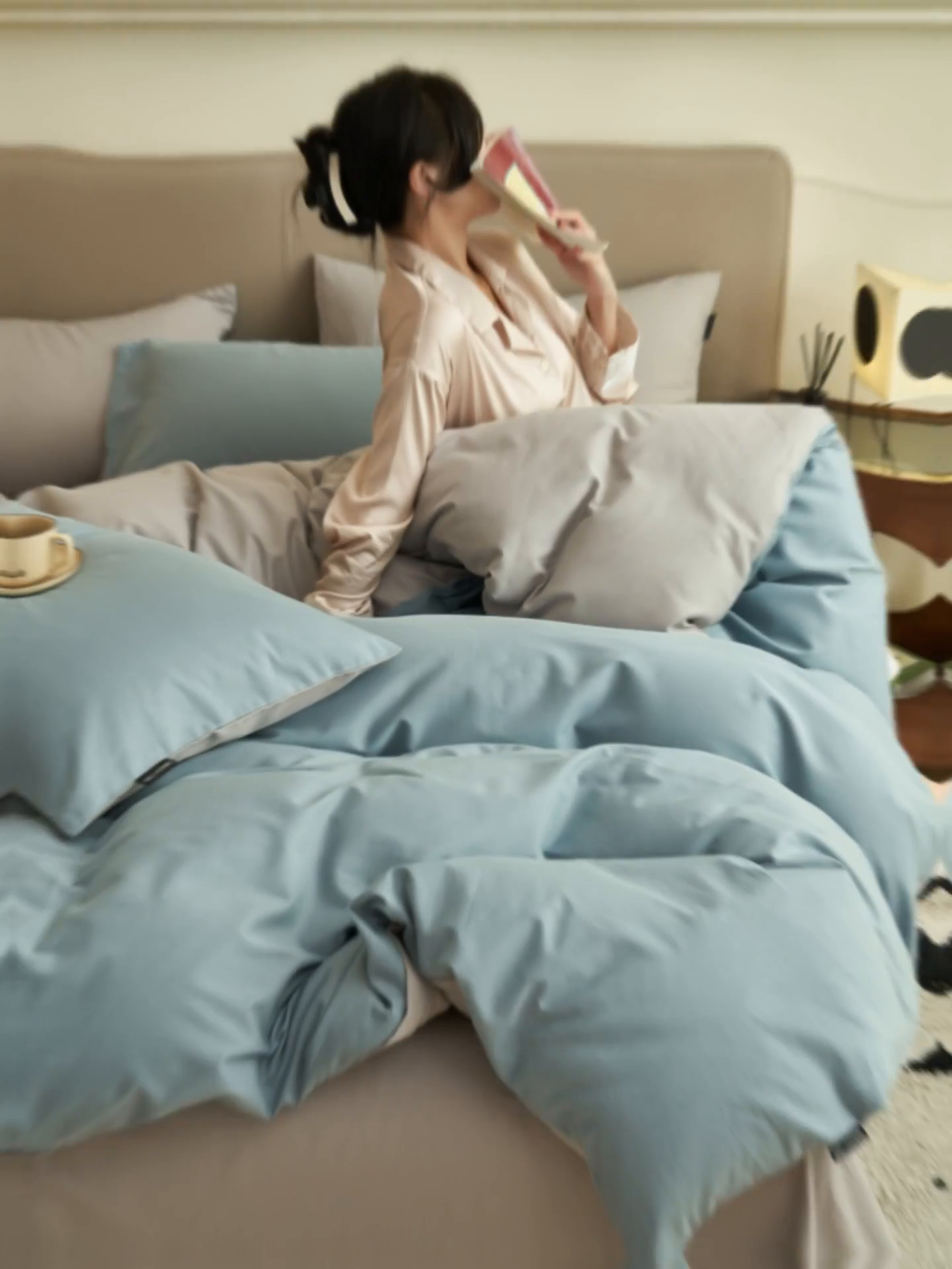 91家纺网 家纺一手货源 找家纺 2025新款全棉13372水洗棉双拼四件套（影棚暗光） 安然蓝+毛毯灰