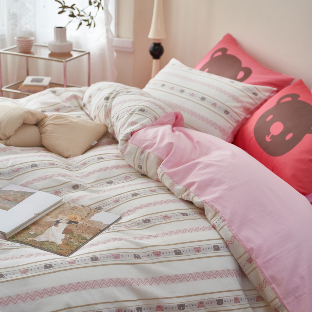 91家纺网 家纺一手货源 找家纺 金丝鸟家纺 2025新款专版全棉三层纱提花四件套波纹小熊系列 波纹小熊粉