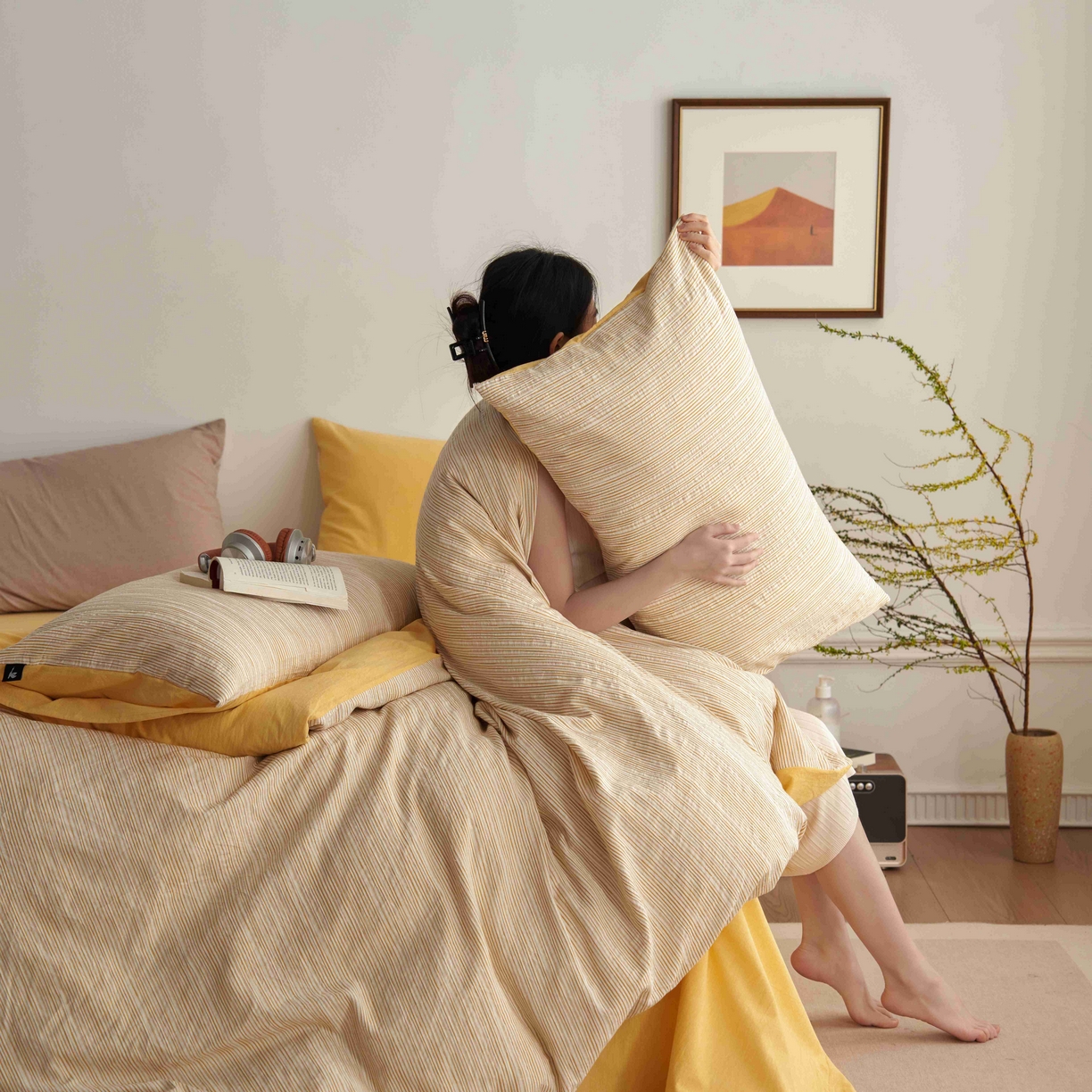 91家纺网 家纺一手货源 找家纺 安莱生活 2025新款60s色织大提花秘境条纹四件套系列 驼黄混条