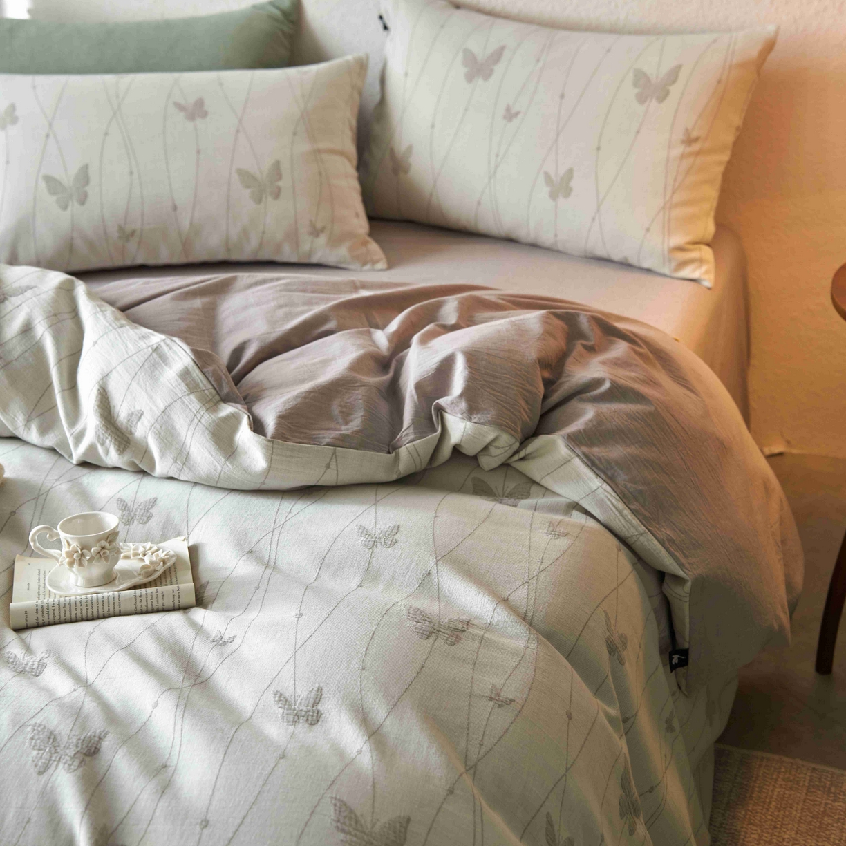 91家纺网 家纺一手货源 找家纺 安莱生活 2025新款60s双层纱色织大提花蝶舞翩翩四件套系列 蝶舞翩翩-银灰