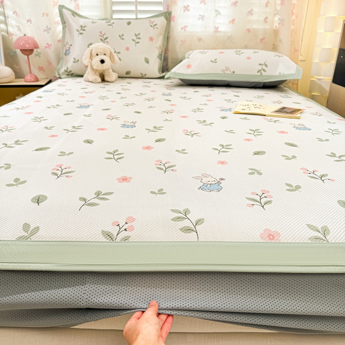 91家纺网 家纺一手货源 找家纺 2025新款小清新数码印花床笠款冰藤席 床笠春田蜜兔