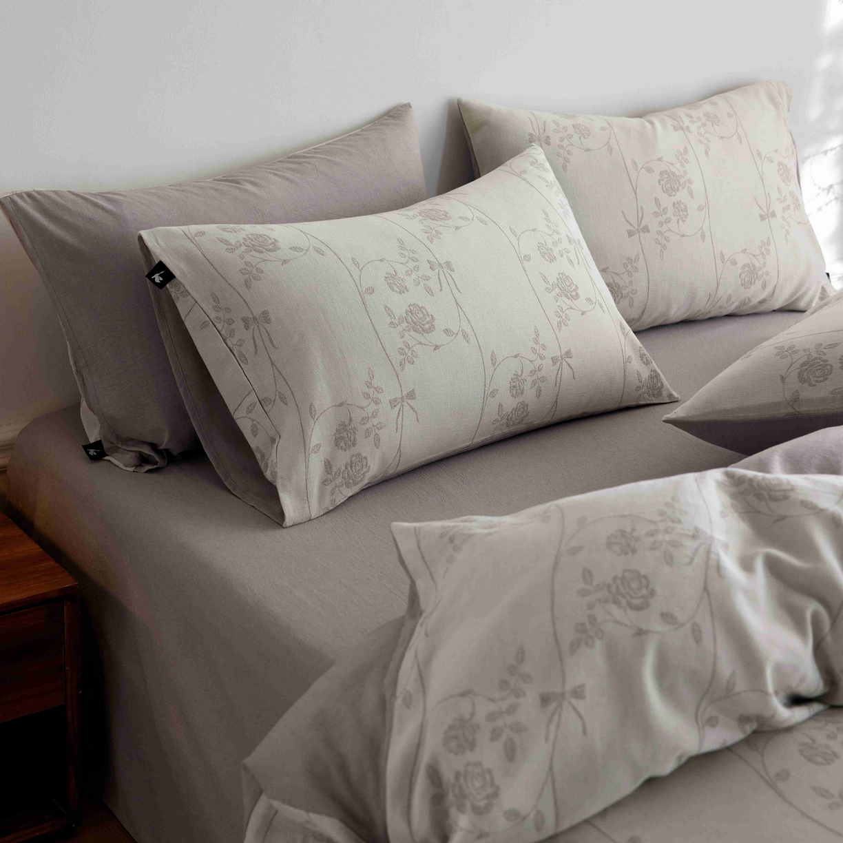 91家纺网 家纺一手货源 找家纺 安莱生活 2025新款60s双层纱色织大提花枝上玫瑰四件套系列 枝上玫瑰-银灰