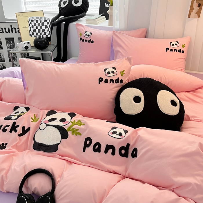 91家纺网 家纺一手货源 找家纺 沐慕 2025新款简约亲肤毛巾绣四件套 幸运熊猫-粉紫