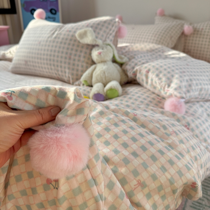 91家纺网 家纺一手货源 找家纺 金爱家 2025新款亲肤舒适纯棉双层纱四件套 双层纱-彩格子小樱桃