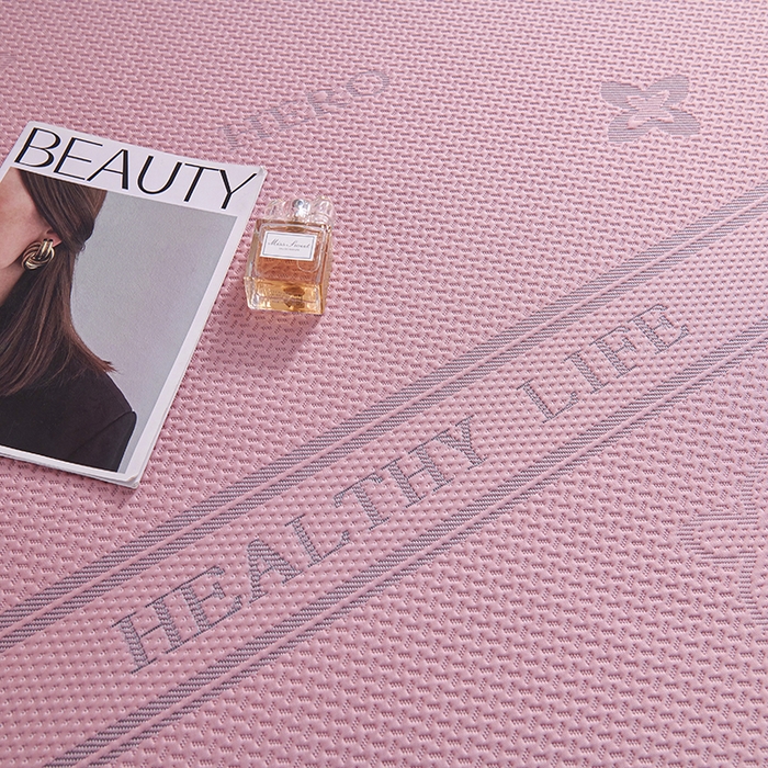 91家纺网 家纺一手货源 找家纺 青雅席业 2025年新款7A抗菌母婴级纯乙纶PE刺绣凉感丝豆豆席床笠款 四叶花-粉