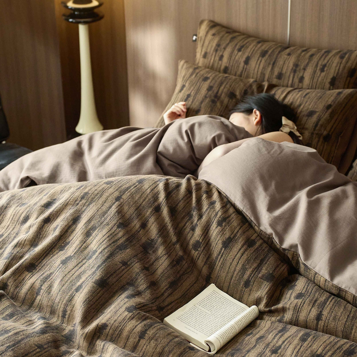 91家纺网 家纺一手货源 找家纺 安莱生活 2025年全棉色织人字纹提花三系列四件套 米兰迪-咖