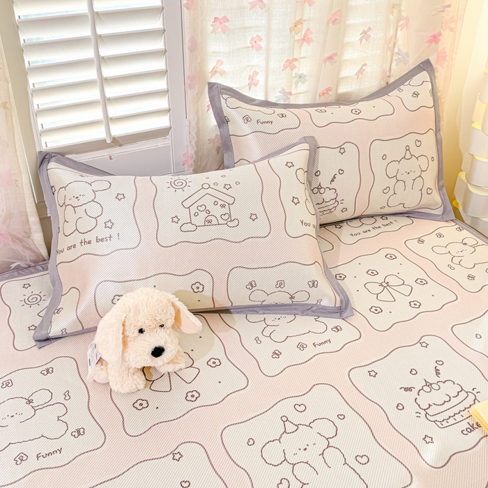 91家纺网 家纺一手货源 找家纺 2025新款小清新数码印花床笠款冰藤席 床笠狗仔甜蜜