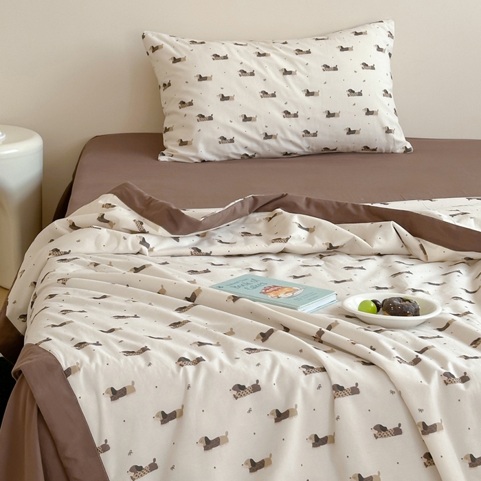 91家纺网 家纺一手货源 找家纺 大彩家居 2025新款全棉有氧水洗纱布夏被夏凉被 腊肠狗