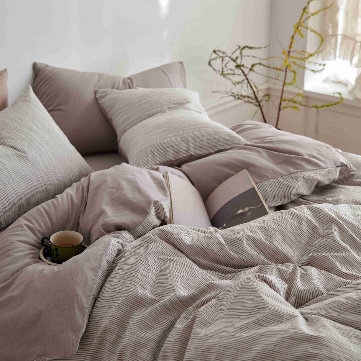 91家纺网 家纺一手货源 找家纺 安莱生活 2025新款60s色织大提花秘境条纹四件套系列 银灰混条