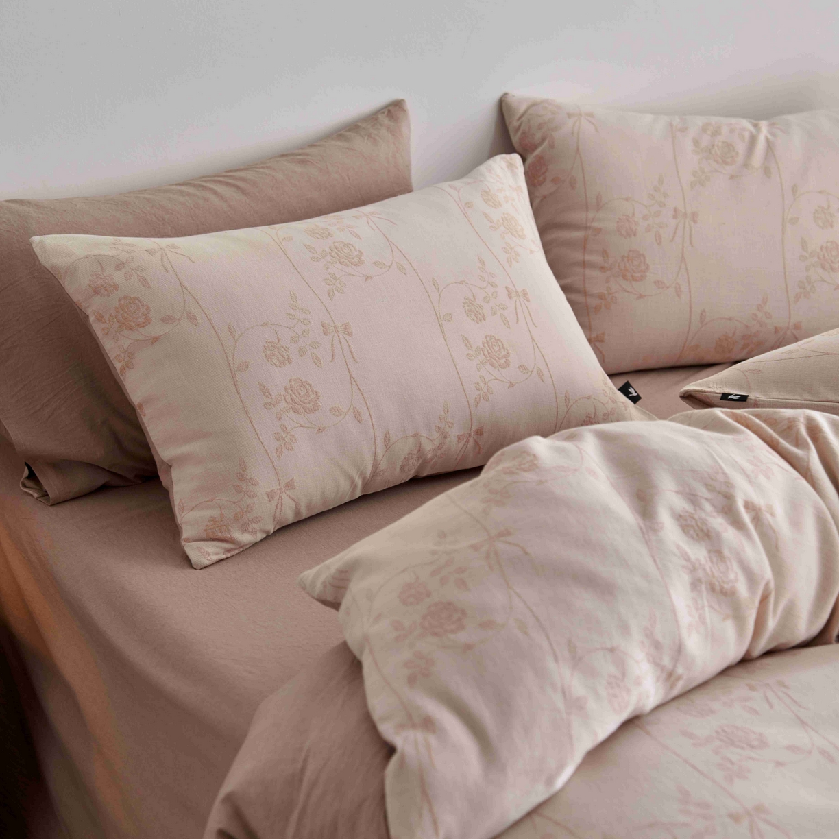 91家纺网 家纺一手货源 找家纺 安莱生活 2025新款60s双层纱色织大提花枝上玫瑰四件套系列 枝上玫瑰-卡其