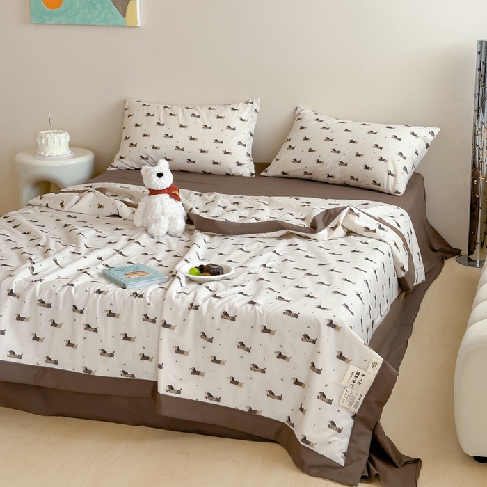 91家纺网 家纺一手货源 找家纺 大彩家居 2025新款全棉有氧水洗纱布夏被夏凉被 腊肠狗