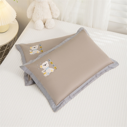 91家纺网 家纺一手货源 找家纺 （总）仁宇枕业 2025新款新品全棉绣花熊baby婴儿熊系列全荞麦枕头枕芯