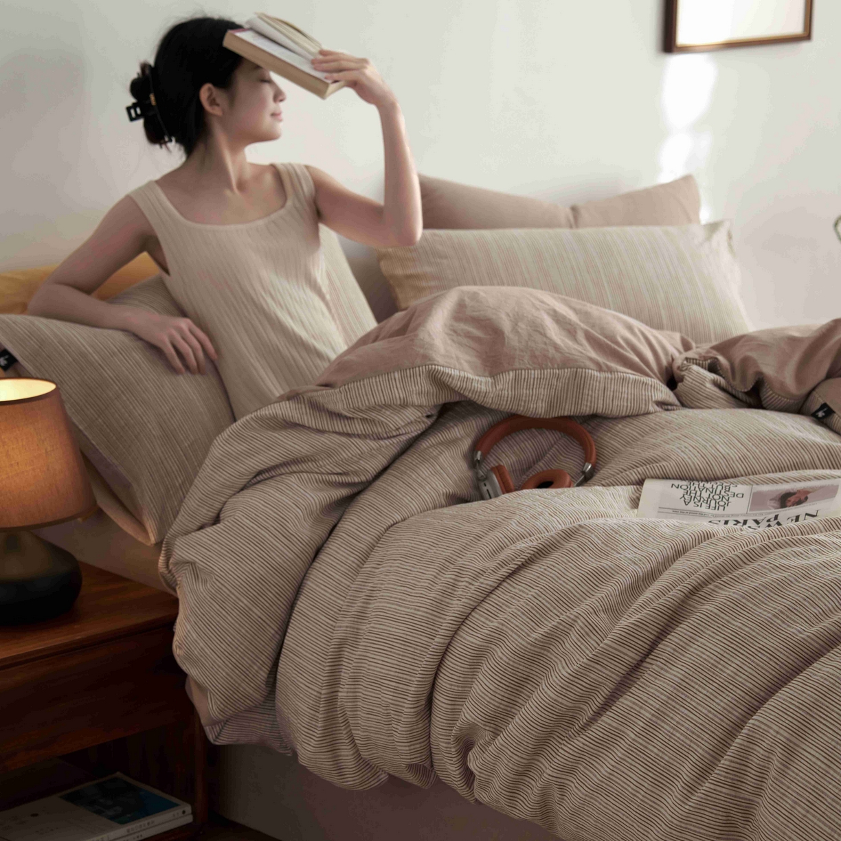 91家纺网 家纺一手货源 找家纺 安莱生活 2025新款60s色织大提花秘境条纹四件套系列 卡其混条