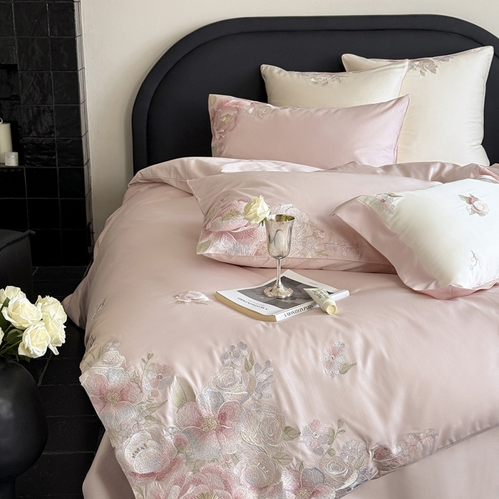 91家纺网 家纺一手货源 找家纺 鹿班家居 2025春夏款100S长绒棉精密刺绣-甜郁季风【标准会员-20元】 甜郁季风-粉色