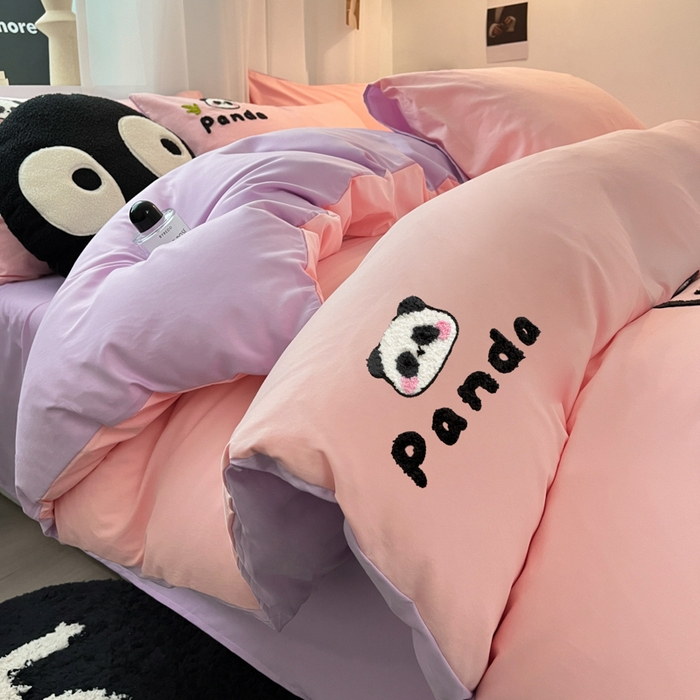 91家纺网 家纺一手货源 找家纺 沐慕 2025新款简约亲肤毛巾绣四件套 幸运熊猫-粉紫