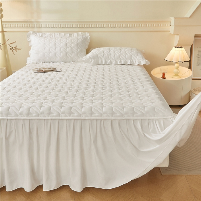 91家纺网 家纺一手货源 找家纺 十个点家纺 2025新款千鸟格磨毛绗缝夹棉纯色花边床裙三件套 经典白色