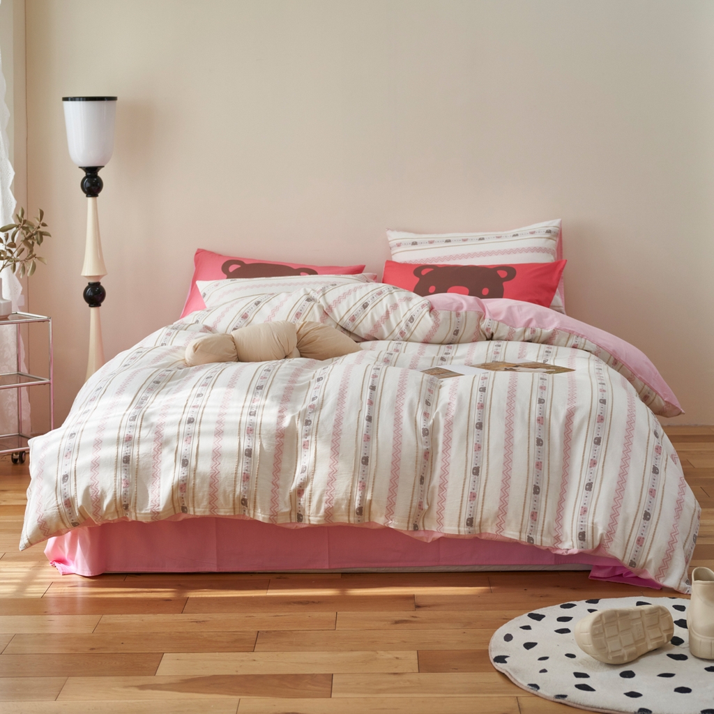 91家纺网 家纺一手货源 找家纺 金丝鸟家纺 2025新款专版全棉三层纱提花四件套波纹小熊系列 波纹小熊粉