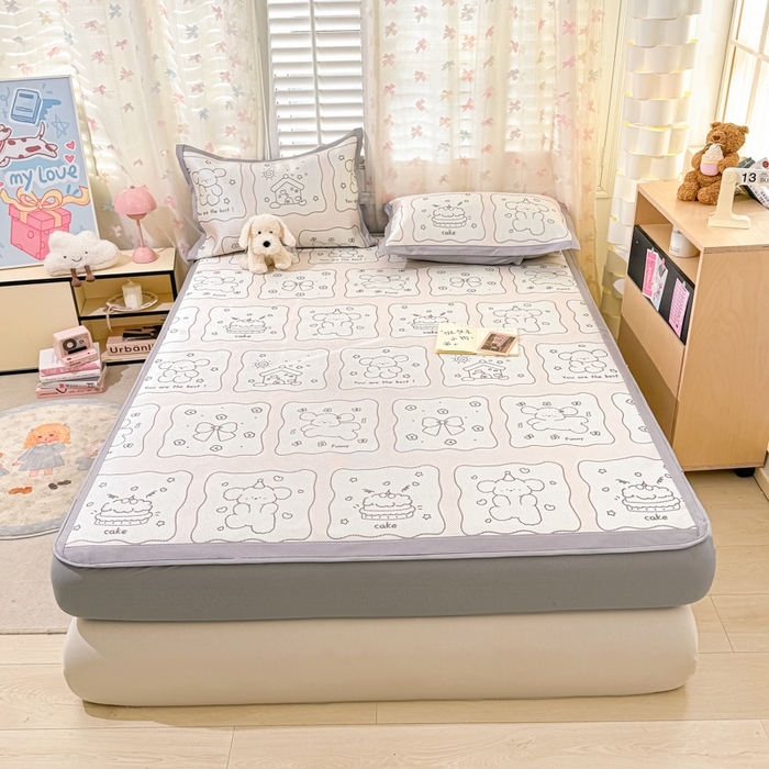 91家纺网 家纺一手货源 找家纺 2025新款小清新数码印花床笠款冰藤席 床笠狗仔甜蜜