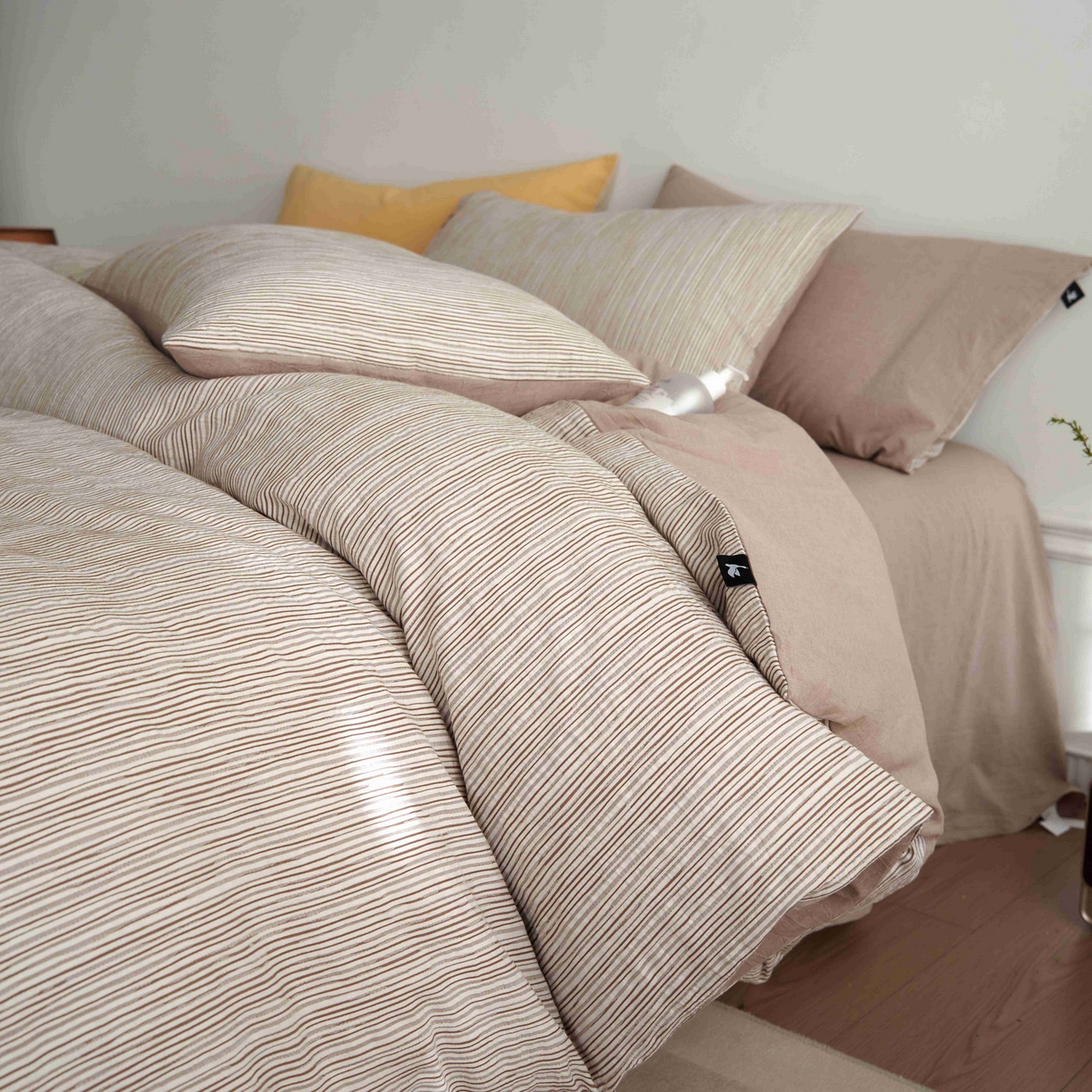 91家纺网 家纺一手货源 找家纺 安莱生活 2025新款60s色织大提花秘境条纹四件套系列 卡其混条