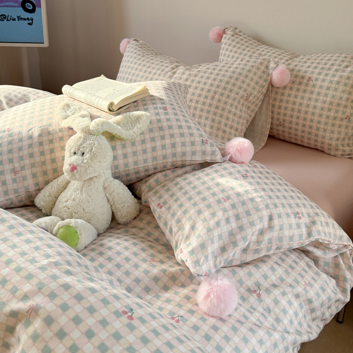 91家纺网 家纺一手货源 找家纺 金爱家 2025新款亲肤舒适纯棉双层纱四件套 双层纱-彩格子小樱桃