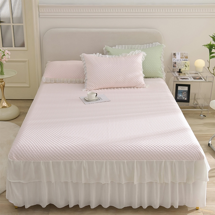 91家纺网 家纺一手货源 找家纺 赛丽雅 2025爆款A类凉感豆豆凉席三件套床裙款冰丝软席子床笠款凉席 粉玉