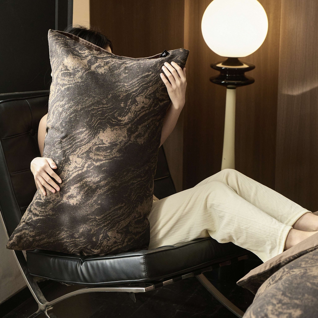 91家纺网 家纺一手货源 找家纺 安莱生活 2025年全棉色织人字纹提花三系列四件套 镜花园-黑