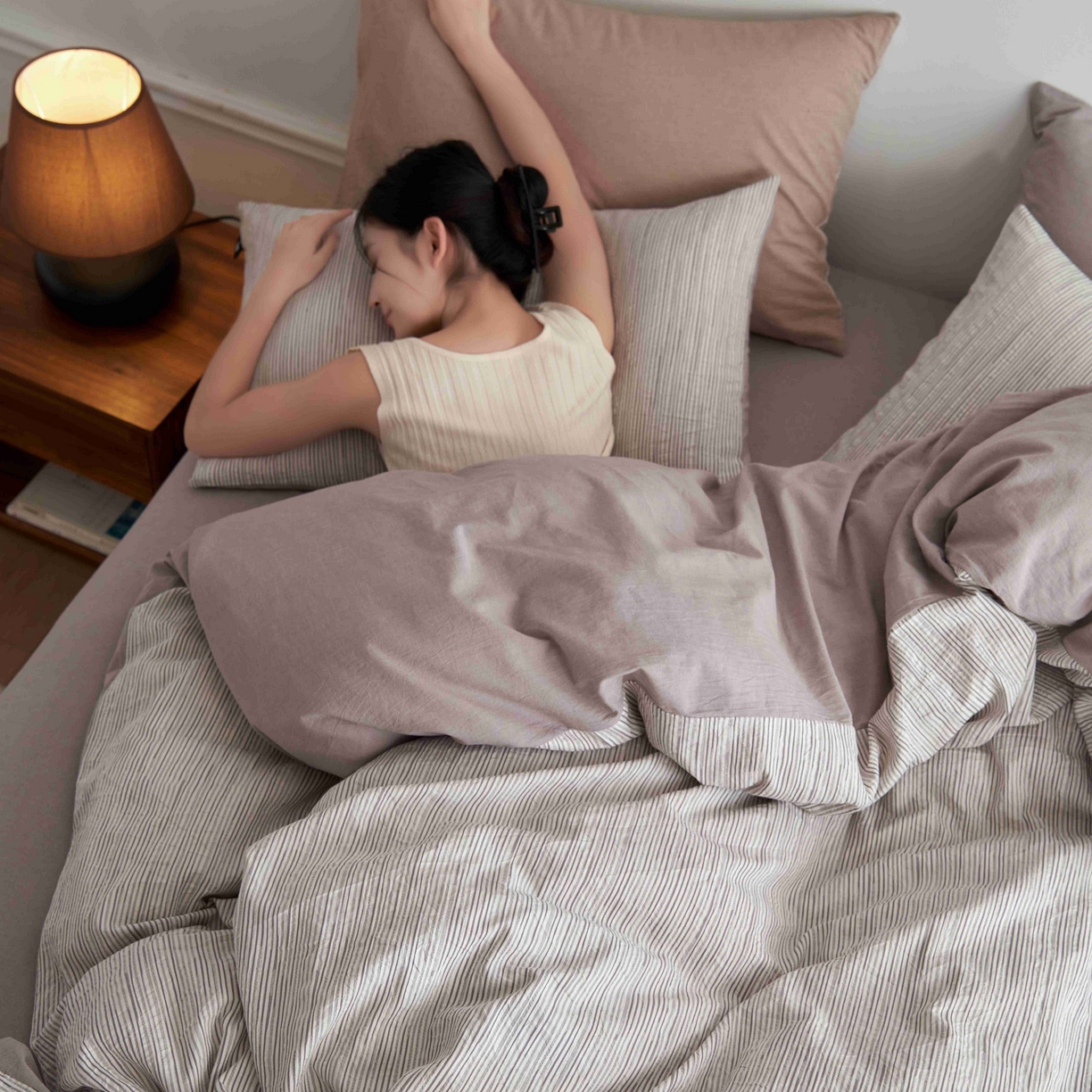 91家纺网 家纺一手货源 找家纺 安莱生活 2025新款60s色织大提花秘境条纹四件套系列 银灰混条