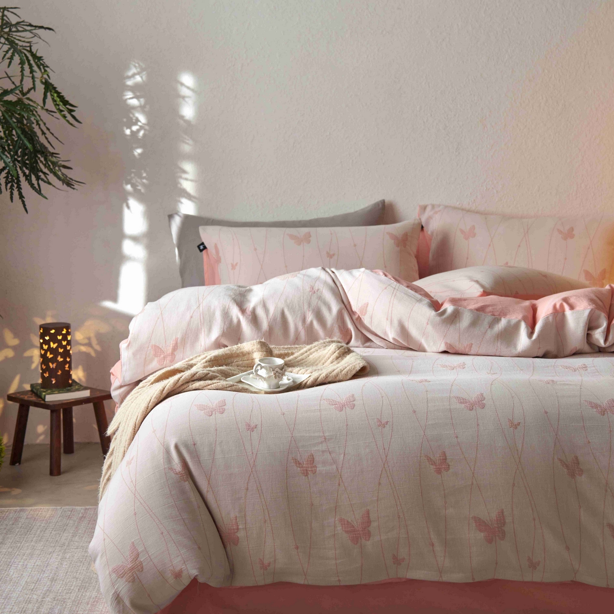 91家纺网 家纺一手货源 找家纺 安莱生活 2025新款60s双层纱色织大提花蝶舞翩翩四件套系列 蝶舞翩翩-嫩粉