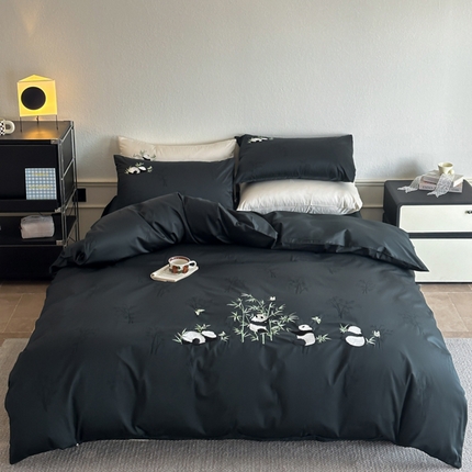 91家纺网 家纺一手货源 找家纺 佰亿莱 2025新款100s长绒棉四件套 熊有成竹-藏青