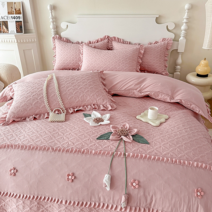 91家纺网 家纺一手货源 找家纺 兴美佳家纺 2025新款全加棉泡泡棉亲肤绗缝四件套-爱的家园 爱的家园-藕粉