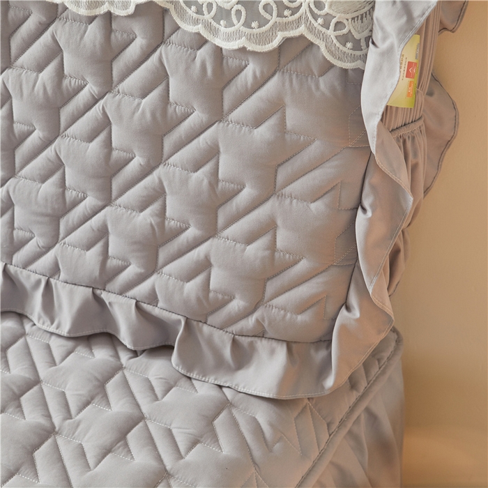 91家纺网 家纺一手货源 找家纺 十个点家纺 2025新款千鸟格磨毛绗缝夹棉纯色花边床头罩 经典浅灰