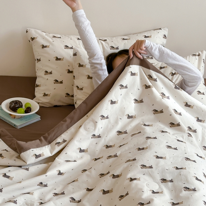 91家纺网 家纺一手货源 找家纺 大彩家居 2025新款全棉有氧水洗纱布夏被夏凉被 腊肠狗