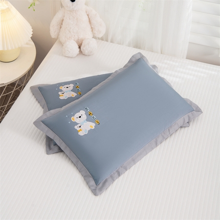 91家纺网 家纺一手货源 找家纺 （总）仁宇枕业 2025新款新品全棉绣花熊baby婴儿熊系列全荞麦枕头枕芯
