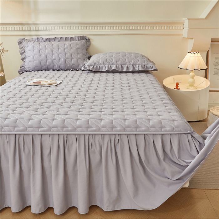 91家纺网 家纺一手货源 找家纺 十个点家纺 2025新款千鸟格磨毛绗缝夹棉纯色花边床裙三件套 经典浅灰